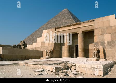 Pyramides, Gizeh, Égypte, 2007. Temple devant les Pyramides, tombes des pharaons Menkaure, Khafre et Khufu, datant d'environ 2000 av. J.-C., Gizeh, Égypte. Banque D'Images