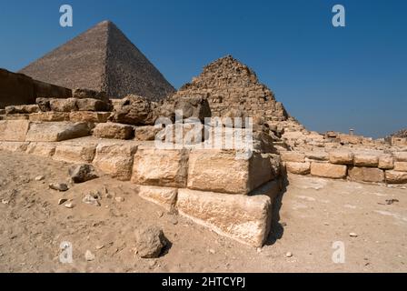 Pyramides, Gizeh, Égypte, 2007. Les pyramides d'Égypte, les tombes des pharaons Menkaure, Khafre et Khufu, datant d'environ 2000 av. J.-C., Gizeh, Égypte. Banque D'Images