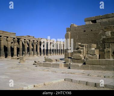 Philae, Égypte, 1984. Le temple d'Isis, une importante déesse égyptienne, datant d'environ 700 av. J.-C., situé sur l'île de Philae et déplacé ici en 1960 après la création du lac Nasser, près d'Assouan, en Égypte. Banque D'Images