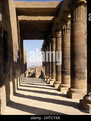 Philae, Égypte, 1984. Le temple d'Isis, une importante déesse égyptienne, datant d'environ 700 av. J.-C., situé sur l'île de Philae et déplacé ici en 1960 après la création du lac Nasser, près d'Assouan, en Égypte. Banque D'Images