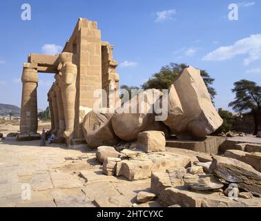 Ramesseum, Égypte, 1984. Les vestiges du Ramasseum, le temple commémoratif de la pharaah égyptienne Ramessesm datant du 13th siècle av. J.-C., partie de la nécropole thébaine sur la rive ouest du Nil, Louxor, Égypte . Banque D'Images