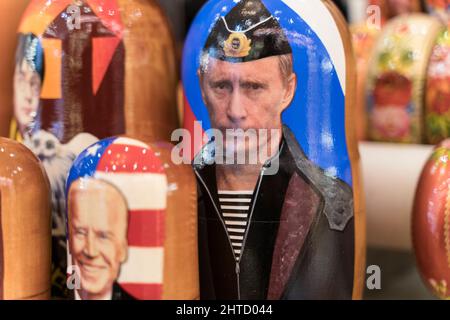 Moscou, Russie - 26 février 2022 : Poutine sous la forme de poupées russes dans une boutique de cadeaux à Moscou. Relations entre la Russie et les Etats-Unis . Photo de haute qualité Banque D'Images