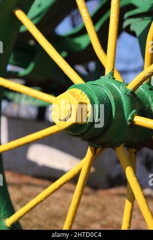 Roues et rayons de tracteurs agricoles d'époque à usage intensif. Banque D'Images