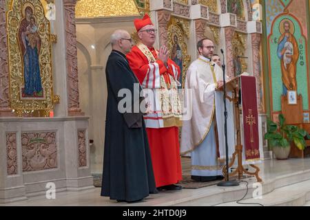 New York, États-Unis. 27th févr. 2022. Le cardinal Timothy Dolan assiste à une messe à l'église Saint-George de New York. Son Éminence, le cardinal Timothy Dolan, archevêque de New York, a assisté à la messe à l'église Saint-Georges, qui est membre de l'église catholique grecque ukrainienne, en solidarité avec le peuple ukrainien. Crédit : SOPA Images Limited/Alamy Live News Banque D'Images