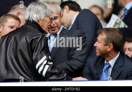 28 février 2022 - ROMAN ABRAMOVICH - CHELSEA photo du fichier FC Bernie Ecclestone et Roman Abramovich TOTTENHAM HOTSPUR v CHELSEA, PREMIER LEAGUE , LONDRES, GRANDE-BRETAGNE - 27 AOÛT 2005 photo : © Mark pain / Alamy Live News Banque D'Images