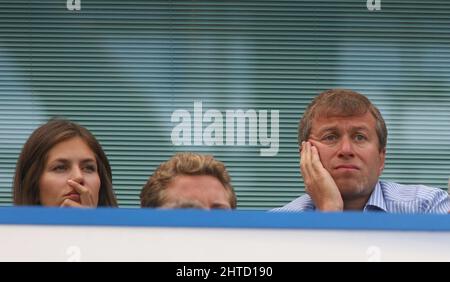 28 février 2022 - ROMAN ABRAMOVICH - CHELSEA fichier FC PHOTO Roman Abramovich et sa petite amie Daria Zhukova dans sa boîte privée Chelsea v Birmingham City football Match, Stamford Bridge, Londres, Grande-Bretagne - 12 août 2007 photo : © Mark pain / Alay Live News Banque D'Images