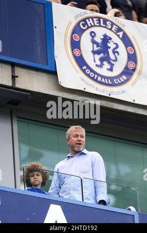 28 février 2022 - ROMAN ABRAMOVICH - CHELSEA photo du fichier FC Roman Abramovic et son Aaron Barclays football de première division: Chelsea v Sunderland, Stamford Bridge, Londres, Grande-Bretagne - 24 mai 2015 photo : © Mark pain / Alay Live News Banque D'Images