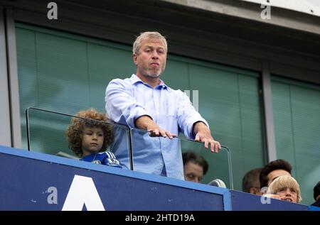 28 février 2022 - ROMAN ABRAMOVICH - CHELSEA photo du fichier FC Roman Abramovic et son Aaron Barclays football de première division: Chelsea v Sunderland, Stamford Bridge, Londres, Grande-Bretagne - 24 mai 2015 photo : © Mark pain / Alay Live News Banque D'Images