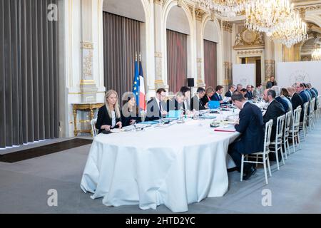 Paris, France. 28th févr. 2022. Julien Denormandie, ministre de l'Agriculture, Gerald Darmanin, ministre de l'intérieur, Barbara Pompili, ministre de la transition écologique, Emmanuel Macron, président de la République, Alexis Kholer, secrétaire général de l'Elysée, Jean Castex, premier ministre photo de romain Gaillard/Pool/ABACAPRESS.COM crédit: Abaca Press/Alay Live News crédit: Abaca Press/Alay Live News Banque D'Images