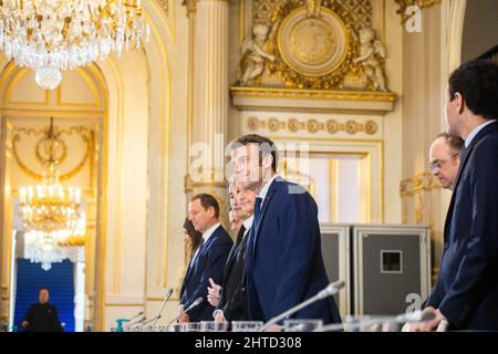 Paris, France. 28th févr. 2022. Barbara Pompili, ministre de la transition écologique, Emmanuel Macron, président de la République photo de romain Gaillard/Pool/ABACAPRESS.COM crédit: Abaca Press/Alamy Live News crédit: Abaca Press/Alamy Live News Banque D'Images