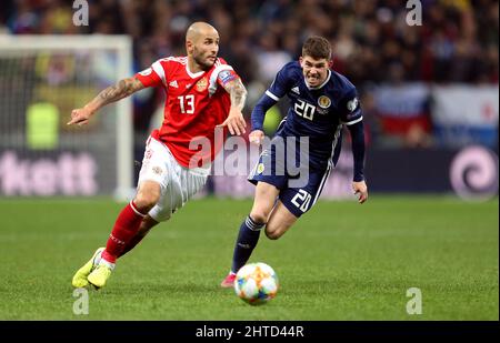 Photo du dossier en date du 10-10-2019 de la Fédération de Russie Kudryashov (à gauche) et de la bataille écossaise de Ryan Christie pour le ballon lors de la qualification à l'Euro 2020 de l'UEFA, groupe I match au stade Luzhniki, à Moscou. L’Écosse ne jouera la Russie à aucun niveau de football dans les « circonstances actuelles » après que l’Association écossaise de football ait soutenu la position de leurs homologues anglais et gallois. Date de publication : lundi 28 février 2022. Banque D'Images