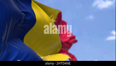 Détail du drapeau national du Tchad qui agite dans le vent par temps clair. Le Tchad est un pays enclavé au carrefour de l'Afrique du Nord et de l'Afrique centrale. Pat Banque D'Images