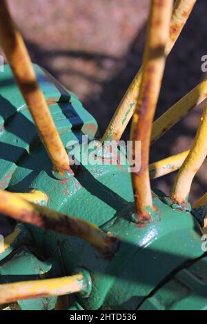 Roues et rayons de tracteurs agricoles d'époque à usage intensif. Banque D'Images
