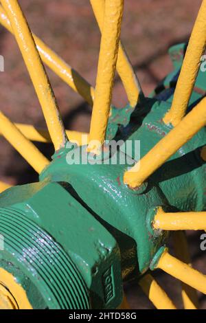 Roues et rayons de tracteurs agricoles d'époque à usage intensif. Banque D'Images