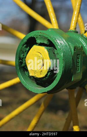 Roues et rayons de tracteurs agricoles d'époque à usage intensif. Banque D'Images