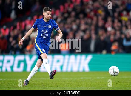 Jorginho, de Chelsea, marque la cinquième pénalité de la finale de la coupe Carabao au stade Wembley, à Londres. Date de la photo: Dimanche 27th février 2022. Banque D'Images