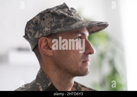 Photo d'un soldat en uniforme camouflage vue rapprochée. Banque D'Images