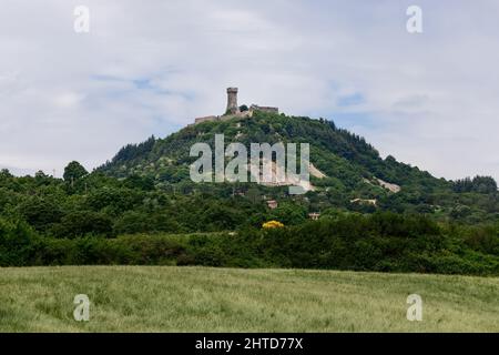 Rocca de la forteresse de Radicofani au sommet d'une colline toscane verdoyante de. Italie Banque D'Images
