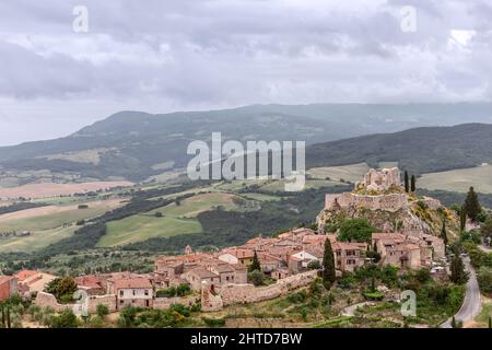 Vue sur la ville médiévale de Castiglione d'Orcia avec son château en ruines sur la colline. Toscane, Italie Banque D'Images