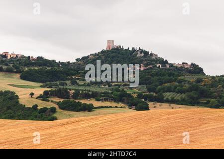 Rocca d'Orcia est un village de Toscane avec une tour médiévale Rocca di Tentennano. Val d'Orcia, Italie Banque D'Images