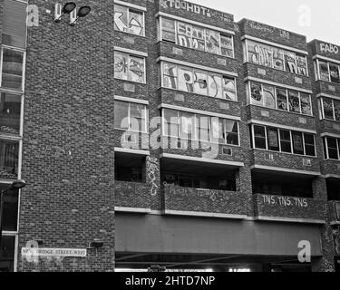 Graffiti orne les murs et les fenêtres d'un bâtiment désuet sur New Bridge Street West dans le centre de Newcastle. Banque D'Images