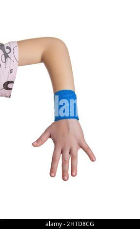 Bandage élastique bleu sur le poignet d'un enfant sur fond blanc. Étirement du bras de l'enfant Banque D'Images