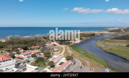 Gros plan de l'embouchure et de l'estuaire de la rivière Neiva à Castelo do Neiva, Viana do Castelo, Portugal Banque D'Images