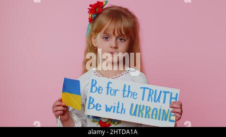 KIEV, UKRAINE - 24 février 2022: Un enfant ukrainien protestant contre le conflit de guerre soit pour la vérité soit avec l'Ukraine Banque D'Images