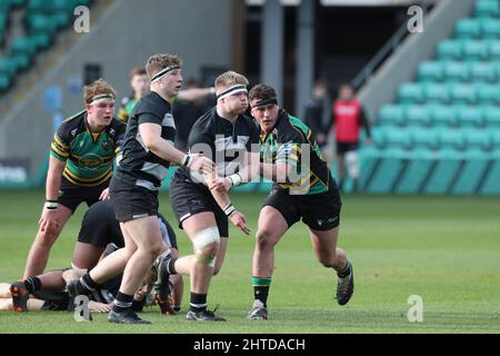 Newcastle Falcons en noir et blanc contre Northampton Saints u18 au Cinch Stadium, Franklin’s Gardens, Northampton, Angleterre, Royaume-Uni. Banque D'Images