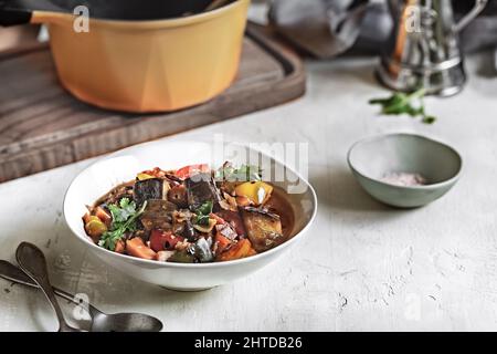 Aubergine à la carotte, au poivron et à la sauce aux tomates cerises Banque D'Images