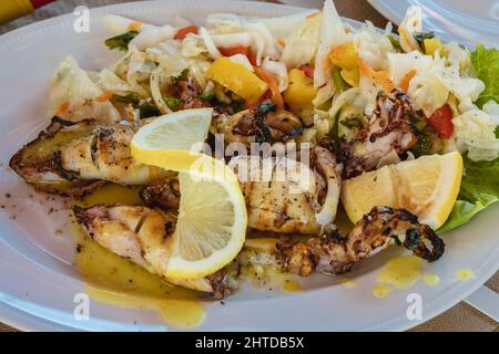 Des calmars grillés dans le restaurant de l'île de Corfou, Iles Ioniennes, Grèce Banque D'Images