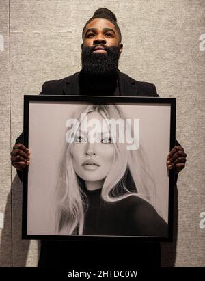 Londres, Royaume-Uni. 28th févr. 2022. Un des lots d'étoiles est le dessin de Kelvin Okafor. Kelvin Okafor avec son dessin hyper-réaliste de l'icône de mode Kate Moss, créé spécialement pour la vente. Le travail a une estimation de £10 000-£15 000. La vente aura lieu le 3rd mars. Crédit : Mark Thomas/Alay Live News Banque D'Images