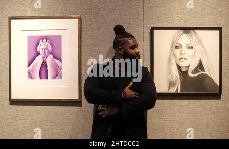 Londres, Royaume-Uni. 28th févr. 2022. Un des lots d'étoiles est le dessin de Kelvin Okafor. Kelvin Okafor avec son dessin hyper-réaliste de l'icône de mode Kate Moss, créé spécialement pour la vente. À sa gauche se trouve le portrait de Chris Levenes de la reine Elizabeth, la deuxième intitulée «légèreté de l'être», estime £8 000-12 000. Le travail a une estimation de £10 000-£15 000. La vente aura lieu le 3rd mars. Crédit : Mark Thomas/Alay Live News Banque D'Images