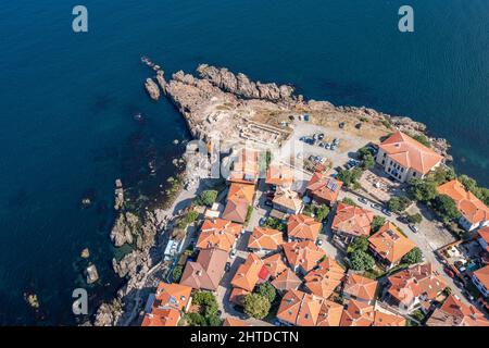 Le cap Skamni et le monastère des Saints Apôtres dans la ville balnéaire historique de Sozopol, dans la province de Burgas, sur la côte sud de la mer Noire, en Bulgarie Banque D'Images