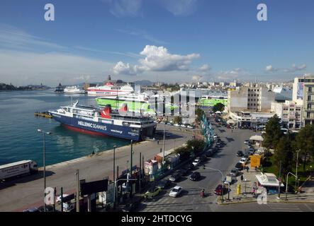 Vue panoramique sur le port du Pirée avec ferries à grande vitesse en premier plan, Athènes, Grèce. Banque D'Images