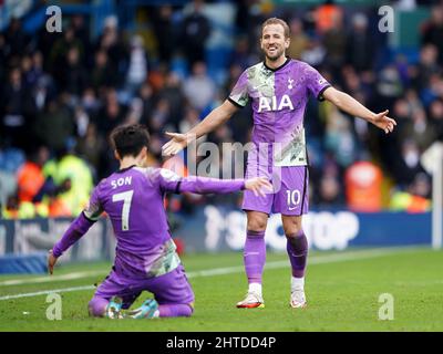 Photo du dossier datée du 26-02-2022 du son Heung-min de Tottenham Hotspur (à gauche) célèbre avec Harry Kane après avoir marquant le quatrième but de leur partie. Son Heung-min a été à court de superlatifs pour son associé en crime Harry Kane après que la paire de Tottenham est devenue des briseurs de records de la Premier League. Date de publication : lundi 28 février 2022. Banque D'Images