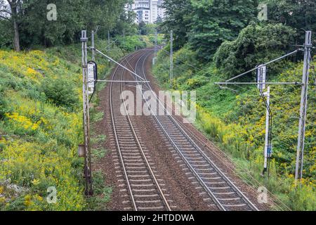 Vue sur les voies ferrées en bordure des quartiers de Wlochy et Ochota de Varsovie, capitale de la Pologne Banque D'Images