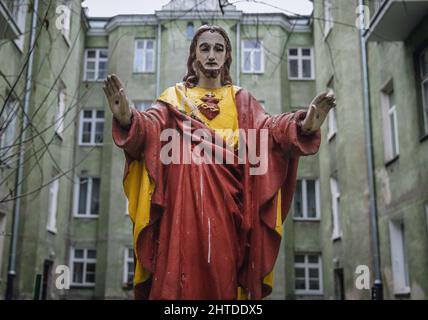 Statue de Jésus-Christ sur la cour intérieure de l'ancienne maison de résidence sur la rue Targowa dans le quartier Praga-Polnoc de Varsovie, capitale de la Pologne Banque D'Images