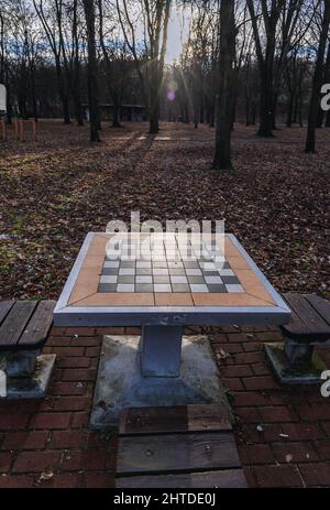 Table extérieure avec jeu d'échecs dans le parc Szczesliwicki à Varsovie, capitale de la Pologne Banque D'Images