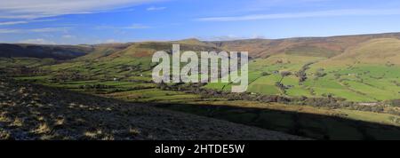 Vue sur la vallée d'Edale et le village d'Edale, Derbyshire, parc national de Peak District, Angleterre, Royaume-Uni Banque D'Images