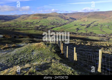 Vue sur la vallée d'Edale et le village d'Edale, Derbyshire, parc national de Peak District, Angleterre, Royaume-Uni Banque D'Images