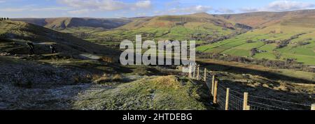 Vue sur la vallée d'Edale et le village d'Edale, Derbyshire, parc national de Peak District, Angleterre, Royaume-Uni Banque D'Images