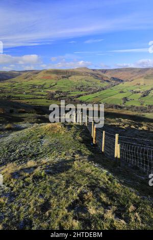 Vue sur la vallée d'Edale et le village d'Edale, Derbyshire, parc national de Peak District, Angleterre, Royaume-Uni Banque D'Images