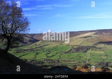 Vue sur la vallée d'Edale et le village d'Edale, Derbyshire, parc national de Peak District, Angleterre, Royaume-Uni Banque D'Images