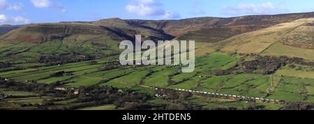 Vue sur la vallée d'Edale et le village d'Edale, Derbyshire, parc national de Peak District, Angleterre, Royaume-Uni Banque D'Images