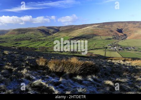 Vue sur la vallée d'Edale et le village d'Edale, Derbyshire, parc national de Peak District, Angleterre, Royaume-Uni Banque D'Images