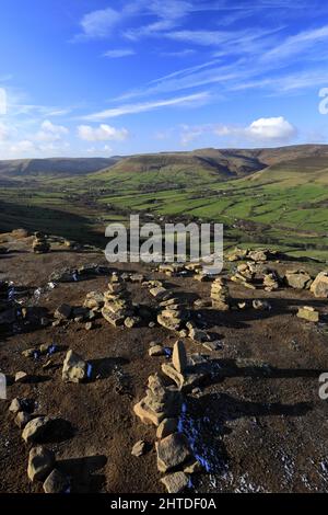 Vue sur la vallée d'Edale et le village d'Edale, Derbyshire, parc national de Peak District, Angleterre, Royaume-Uni Banque D'Images