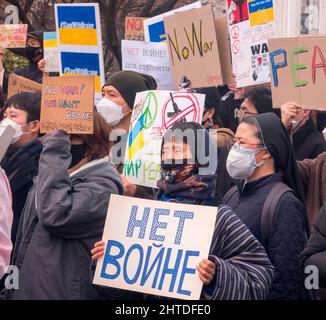 Séoul, Corée du Sud. 28th févr. 2022. Manifestation contre la Russie, 28 février 2022 : des manifestants assistent à un rassemblement contre l'invasion de l'Ukraine par la Russie, près de l'ambassade de Russie à Séoul, en Corée du Sud. Crédit: Lee Jae-Won/AFLO/Alamy Live News crédit: AFLO Co. Ltd./Alamy Live News Banque D'Images