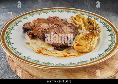 Côtes de bœuf dans le ragoût de chicorée du four. Cuisine française gastronomique. Banque D'Images