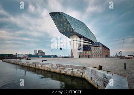 Siège de l'administration portuaire d'Anvers, conçu par le célèbre architecte iranien Zaha Hadid, Antwerpen, Belgique Banque D'Images